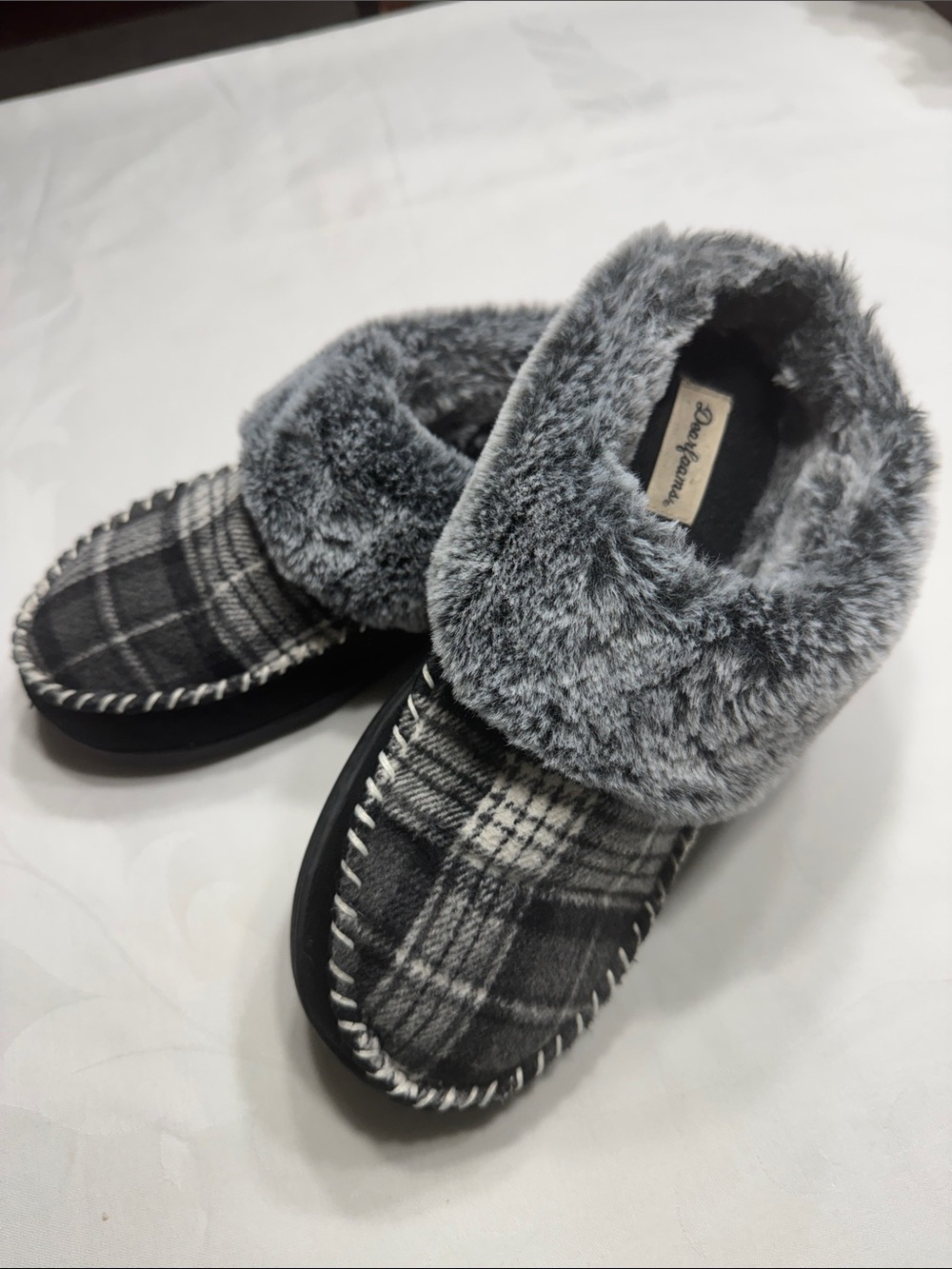 EUC Women’s Deerfoams slippers. Size 9-10